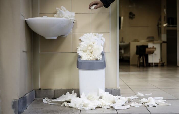 the right way to dispose of paper towels (1)