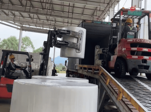 colntianer loading of toilet tissue jumbo rolls for converting